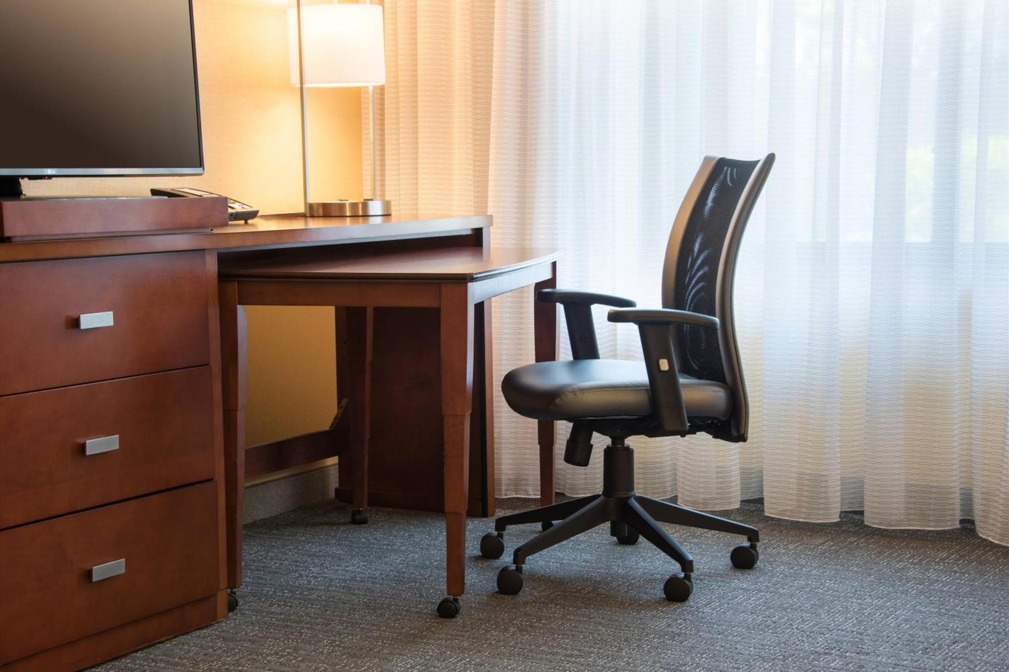 Courtyard By Marriott Waldorf Hotel Exterior photo